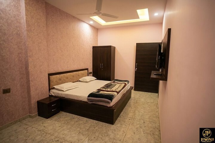 Room 32 of 46