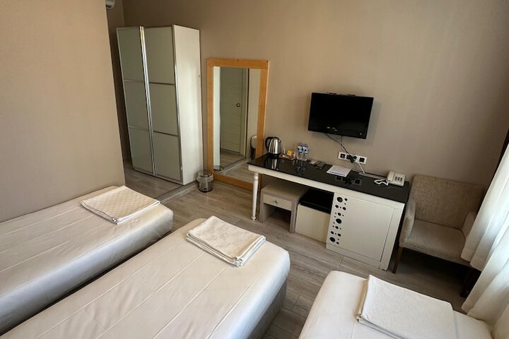 Room 6 of 77