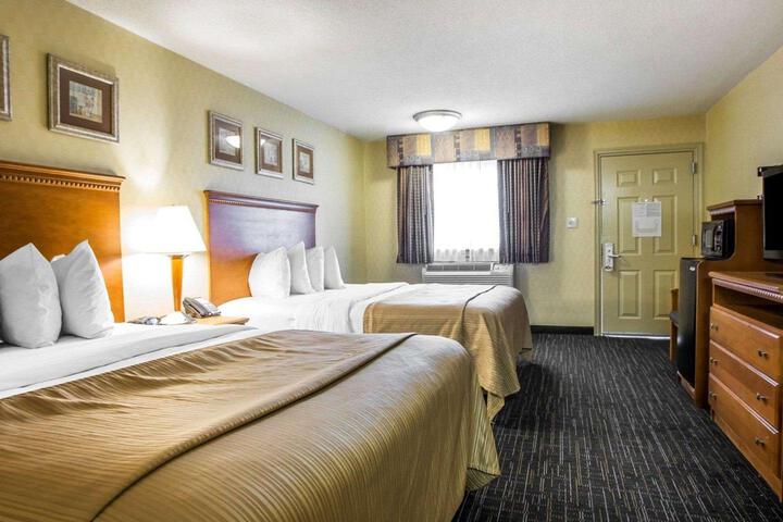 1 Queen Bed (7 of 13)