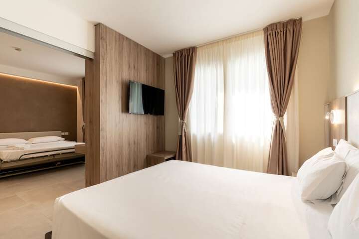 Room 53 of 211