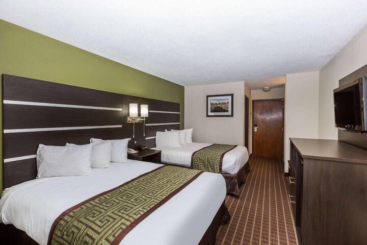 1 Queen Bed Accessible Room (1 of 8)