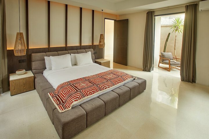 Room 10 of 33
