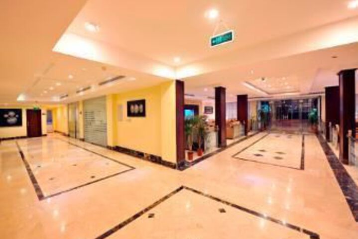 Ballroom/Hall 12 of 24