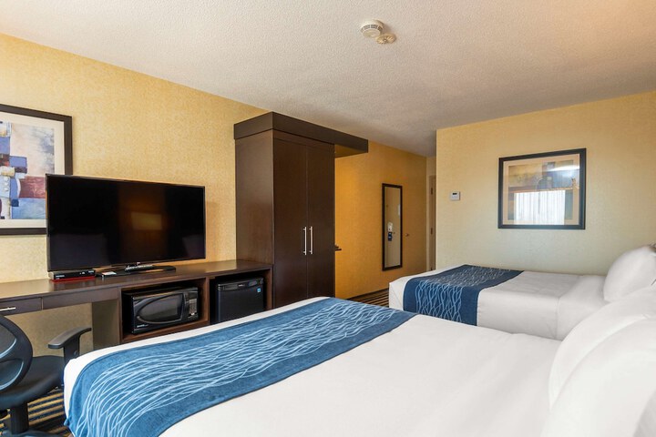 2 Queen Beds (2 of 8)