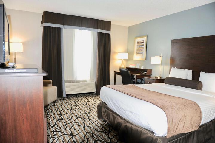 1 Queen Bed (9 of 12)