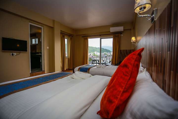 Room 28 of 76