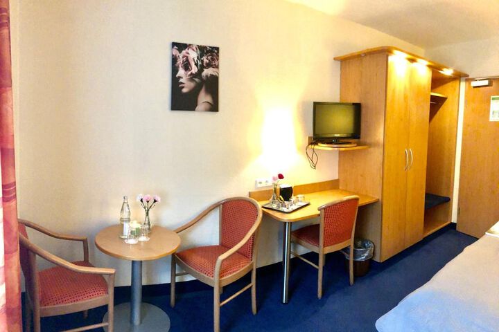 Room 6 of 44