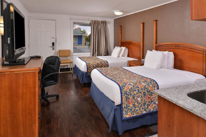 2 Double Beds (12 of 14)