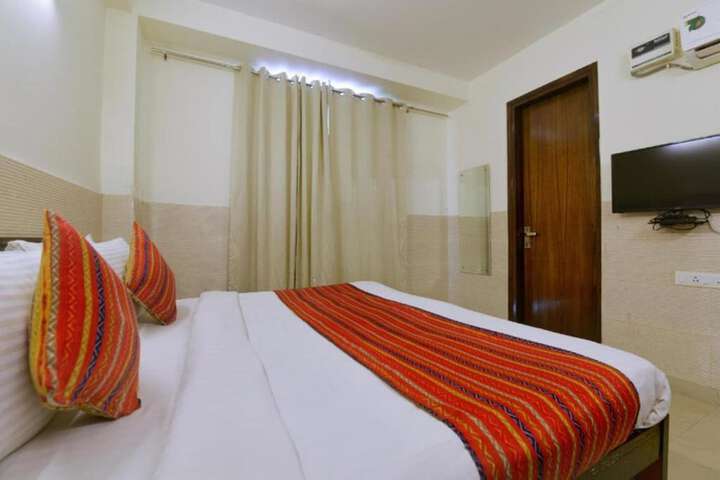 Room 13 of 37