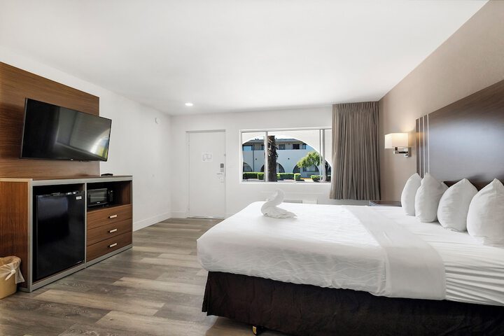 1 King Bed (7 of 12)