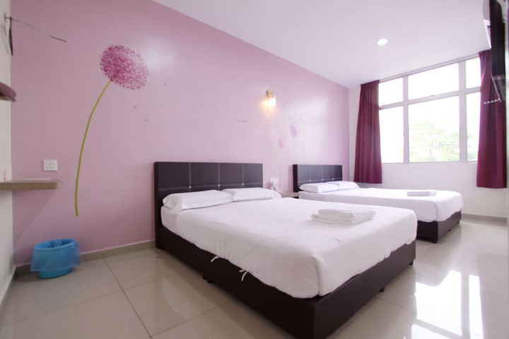 Room 10 of 32