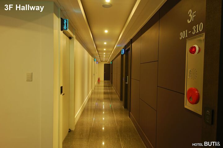 Ballroom/Hall 42 of 44