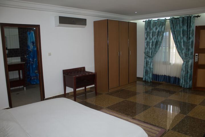 Room 13 of 31