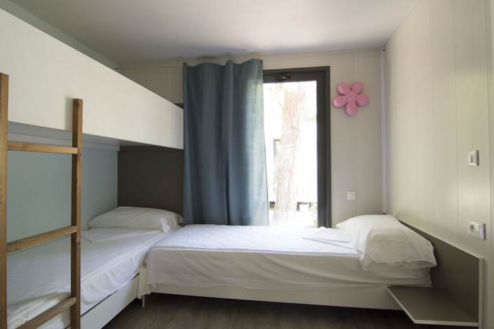 Room 8 of 33
