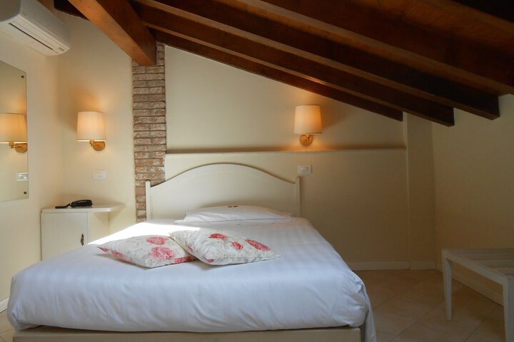 Room 15 of 40