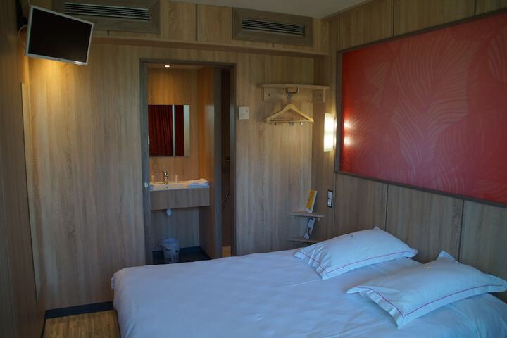 Room 5 of 38