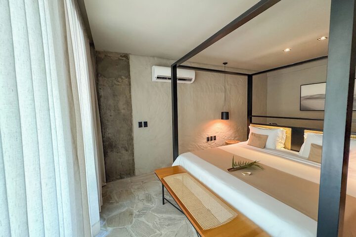 Room 34 of 110