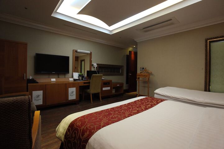 Room 11 of 37