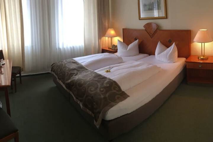 Room 16 of 100