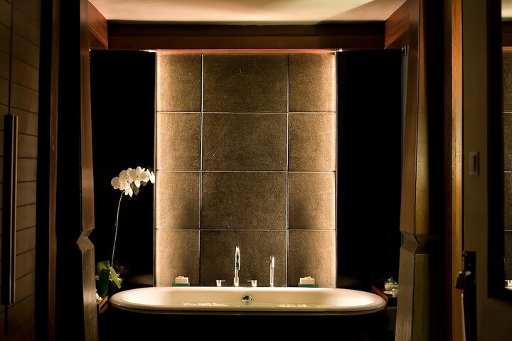 Deep soaking bathtub