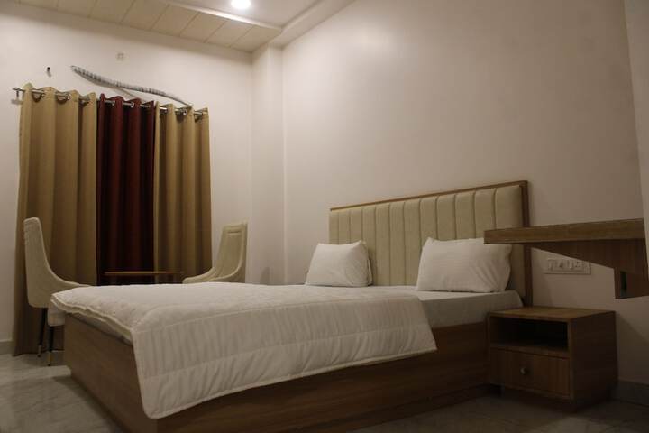 Room 4 of 16