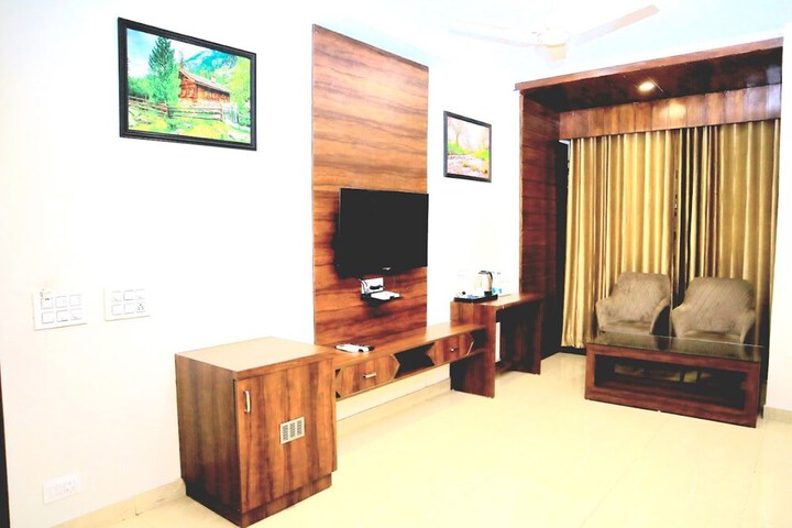Room 10 of 16