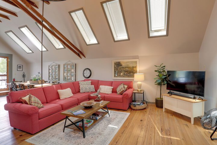 Pet-friendly Loft Vacation Rental w / Fire Pit!