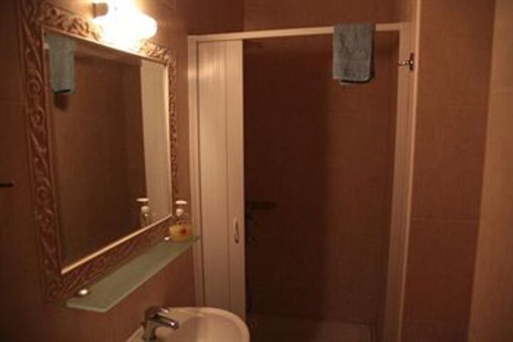 Room 2 of 33