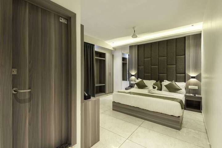 Room 4 of 8