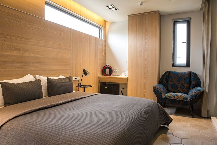 Room 9 of 100