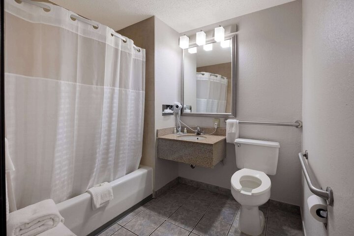 1 Queen Bed Accessible (13 of 13)