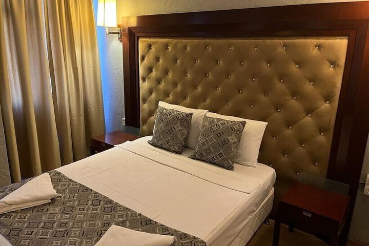 Room 8 of 93