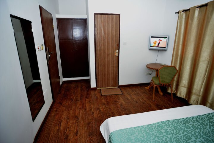 Room 15 of 32