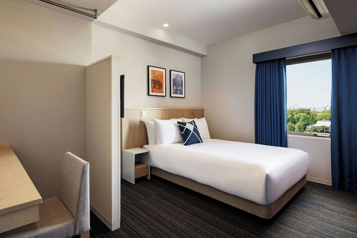Room 4 of 16