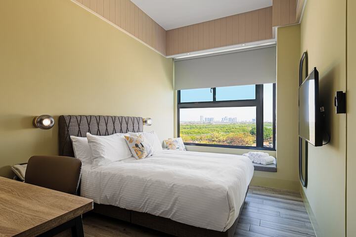 Room 10 of 37