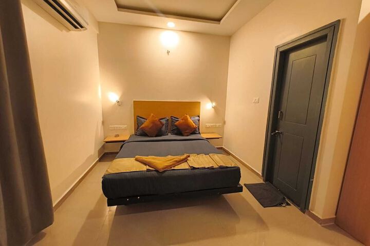 Room 5 of 17
