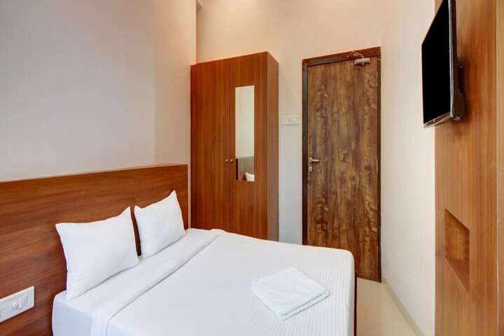 Room 8 of 16