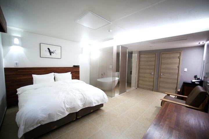 Room 11 of 31