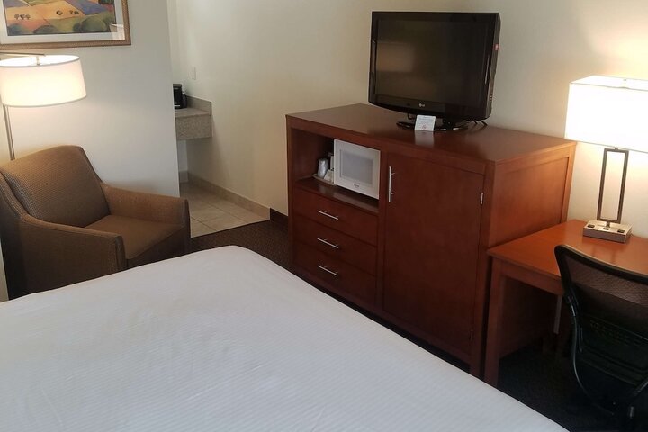 1 King Bed Flat Screen Television Microwave and Refrigerator High Speed Internet Accessible Continental Breakfast (2 of 20)