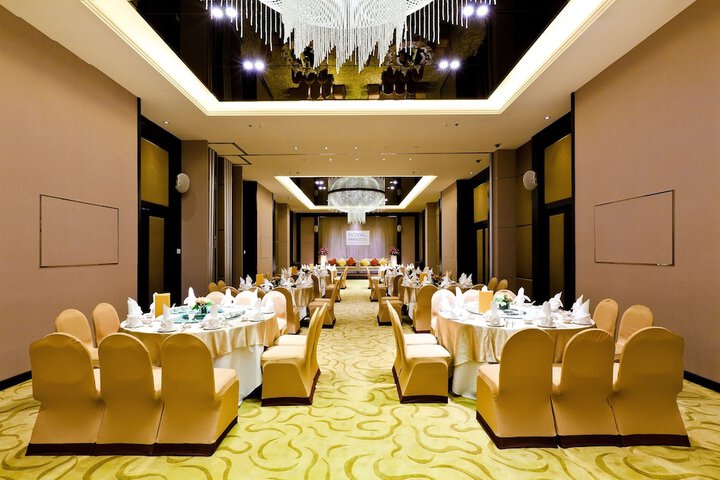 Ballroom/Hall 80 of 100