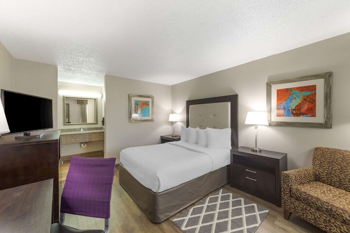 1 Queen Bed High Speed Internet Accessible Microwave and Refrigerator, Coffee Maker Iron and Ironing Board Hairdryer Full Breakfast (5 of 18)