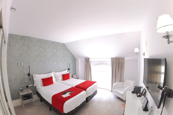 Room 8 of 28