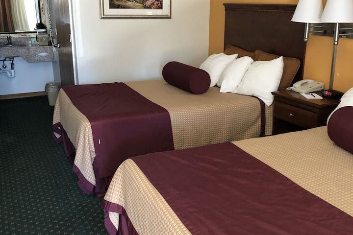 2 Queen Beds (12 of 12)