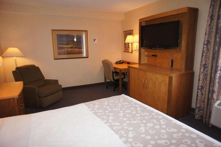 1 King Bed Deluxe Room (5 of 18)