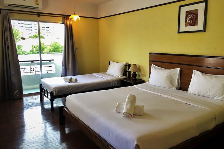 Room 10 of 32