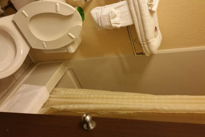 Deluxe Single King Bed (5 of 6)