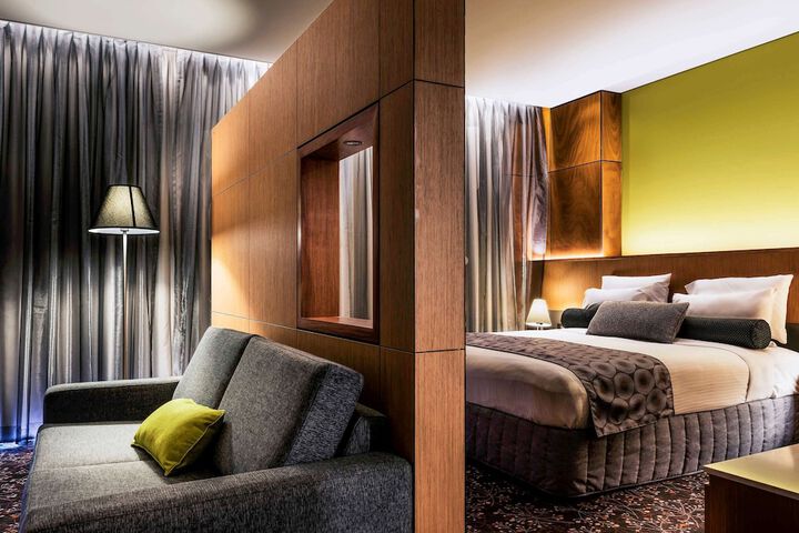 Room 32 of 84