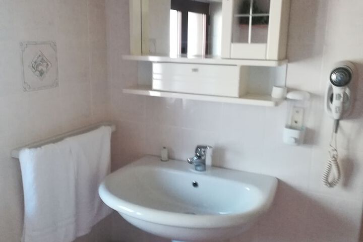 Room 7 of 18