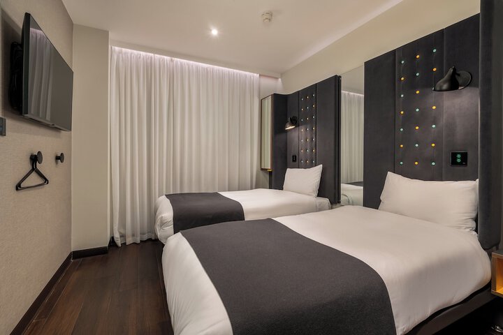 Room 34 of 64