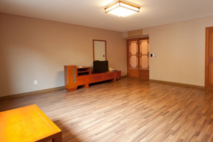 Room 6 of 9